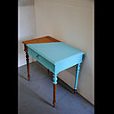 La table en diagonale turquoise.