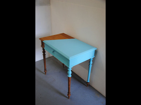 La table en diagonale turquoise.
