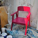 La petite chaise à découpe rose.