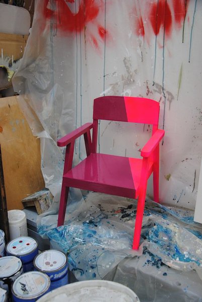 La petite chaise à découpe rose.