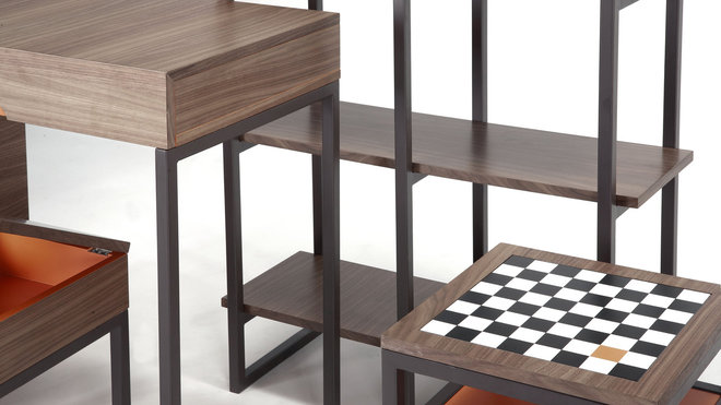 Propositions inédites, la collection Contrast se compose de 6 modèles en bois plaqué noyer, acier peint à la poudre, laque mate. Les 6 pièces de la collection oscillent entre 159 € pour le tabouret coffre et 519 € pour le buffet.