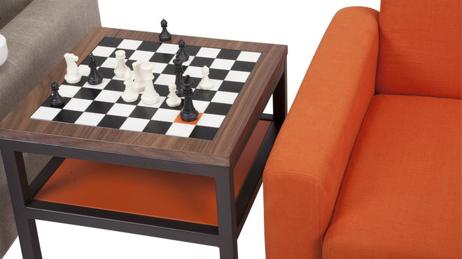 Avec ses 8x8= 64 cases, dont une orange, la table damier est en réalité un jeu de  d’échec … 189 €.