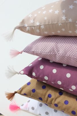 Ce qui est bien avec les étoiles, c’est qu’elles se marient très bien avec les pois. Coussin 30 x 30 cm, 100% coton, rembourrage ouate de polyester anallergique. 24 €. Coussin Little Square pompon. Annabel Kern.