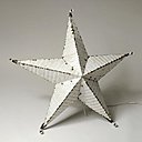 Pour être toujours sous une bonne étoile, une étoile porte-bonheur en fer, récupérée dans une grange américaine. De 18 à 600 € selon les dimensions. Etoile porte-bonheur. Tribus & Royaumes.