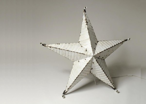 Pour être toujours sous une bonne étoile, une étoile porte-bonheur en fer, récupérée dans une grange américaine. De 18 à 600 € selon les dimensions. Etoile porte-bonheur. Tribus & Royaumes.