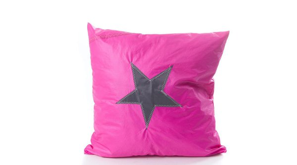 Fluo et brillant, ce coussin étoilé trouverait bien sa place dans une chambre d’ado. Fabriqué en France à partir d’une voile de bateau recyclée. 50 x 50 cm. 99 €. Petit coussin. 727 Sailbags.
