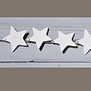 Doux et délicat, un mobile comprenant 6 étoiles en porcelaine blanche accrochées sur un fil de lin. Chaque mobile est une pièce unique fabriquée par Justine Lacoste. H 65 cm. 30 €. Etoiles en porcelaine. Love Creative People.