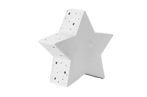 Une jolie étoile lumineuse en porcelaine qui diffusera une douce lumière. H 25 cm. Ampoule 11 W. 29,90 €. Etoile lumineuse Kaolin. Fly.