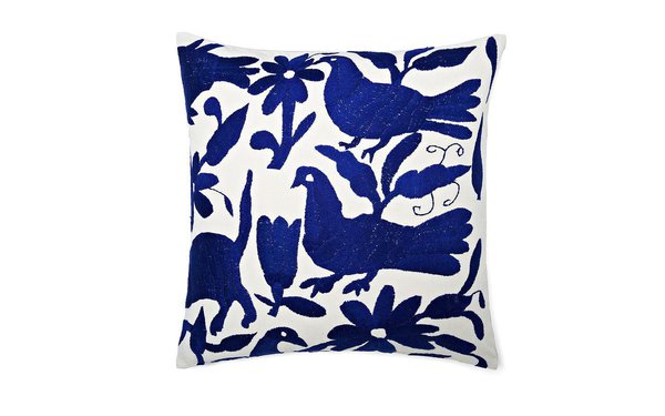 Coussin Frog Hill aux oiseaux bleu profond.