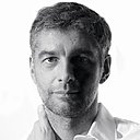 Eric Gizard est un architecte touche à tout, dont le travail est un subtil mélange d’élégance et de discrétion. Ce disciple d’Andrée Putman, avec laquelle il partage la notion de vide, de rigueur et d’espace commun, réalise des hôtels, des espaces commerciaux, des objets pour les arts de la table, des espaces de réception…