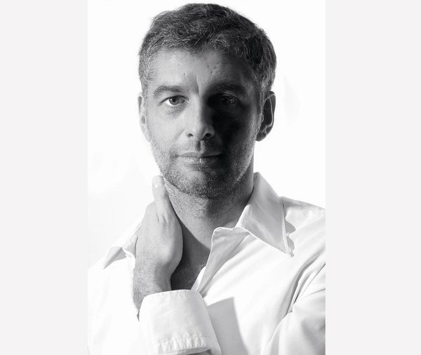 Eric Gizard est un architecte touche à tout, dont le travail est un subtil mélange d’élégance et de discrétion. Ce disciple d’Andrée Putman, avec laquelle il partage la notion de vide, de rigueur et d’espace commun, réalise des hôtels, des espaces commerciaux, des objets pour les arts de la table, des espaces de réception…