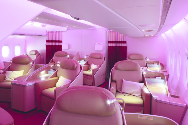 Pour Air France, Eric Gizard a relooké les cabines de l’A380, avec des sièges confortables imaginés spécialement pour l’appareil, et un éclairage doux aux teintes rosées, pour favoriser le repos des passagers.