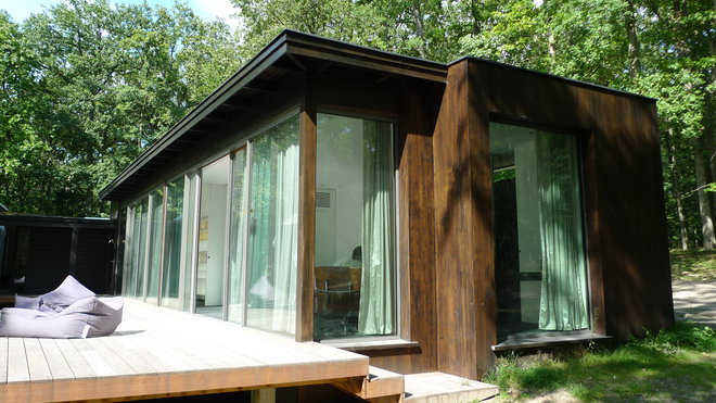 En 2011, Eric Gizard met ses talents au service de l’architecture, en imaginant cette maison en bois en plein cœur de la forêt de Rambouillet. Subtilité et simplicité sont les maîtres-mots de cette réalisation, où la lumière naturelle emplit toutes les pièces, grâce aux larges baies vitrées.