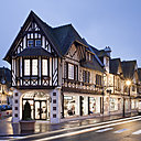 Eric Gizard a réalisé l’aménagement des 1200 m² du Printemps de Deauville. Préférant la notion de vide à celle du remplissage, il a travaillé sur le mobilier qu’il a inséré dans des espaces fluides et aérés.