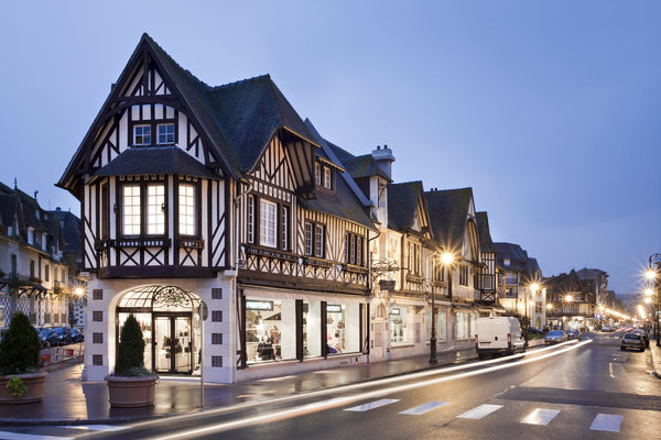 Eric Gizard a réalisé l’aménagement des 1200 m² du Printemps de Deauville. Préférant la notion de vide à celle du remplissage, il a travaillé sur le mobilier qu’il a inséré dans des espaces fluides et aérés.