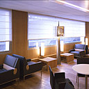 Eric Gizard a collaboré avec Air France pour imaginer le salon Business à l’aéroport Roissy Charles de Gaulle. Le chêne se marie élégamment à l’aluminium, et le mobilier ainsi que l’éclairage ont été spécialement créés par le designer.