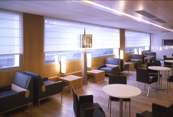 Eric Gizard a collaboré avec Air France pour imaginer le salon Business à l’aéroport Roissy Charles de Gaulle. Le chêne se marie élégamment à l’aluminium, et le mobilier ainsi que l’éclairage ont été spécialement créés par le designer.