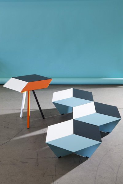 Guéridon Kuban. Plateau aluminium H 60 x 60 X 69 cm. 498 €. Design Luc Jozancy. Matière Grise.