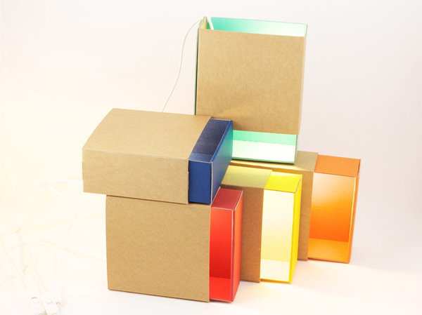 Lampe à poser ou accrocher en carton recyclé et papier de couleur certifié FSC. 4 coloris. Dim. : 17 x 17 x 7 cm fermée. 36 €. Designer : Adonde. www.thecollection.fr