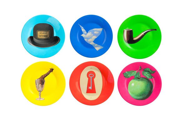 Coffret ArtBox Magritte contenant 6 assiettes en mélamine «Chapeau», «Girafe», «Oiseau», «Pipe», «Pomme», «Serrure». 65 €, à l’unité 10,90 €. Arteum.