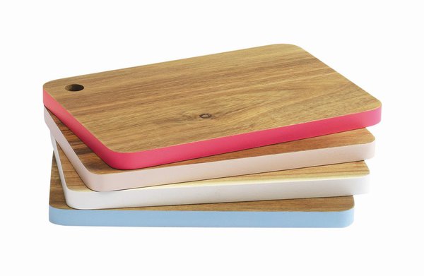 Planche à découper en bois Edgy. Dim : L 24 x l 16,5 x P 1,5 cm. 10,99 €. Confo Déco.