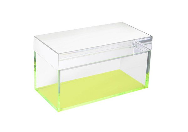 Boîte Treasure Neon, design Alexandra Von Fürstenberg, en acrylique, L20,32 x P10 x H11,5 cm, 315 €, au Conran Shop.