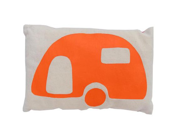 Coussin Caravane Mademoiselle Lily. Dim. 36 x 25 cm. Existe en plusieurs coloris. 39 €. The Little Factory.