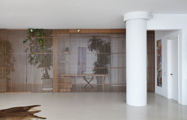 Le bureau est occulté par une paroi coulissante ajourée qui filtre la lumière.