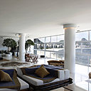 Les poufs XXL de 2 m x 2 m ont été réalisés, sur mesure, en bambou. Ils sont reliés entre eux par des câbles d'acier sur lesquels reposent des coussins. La disposition peut être modifiée en fonction des besoins.