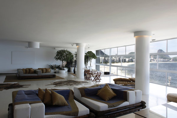 Les poufs XXL de 2 m x 2 m ont été réalisés, sur mesure, en bambou. Ils sont reliés entre eux par des câbles d'acier sur lesquels reposent des coussins. La disposition peut être modifiée en fonction des besoins.