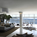 Aménagé comme une plage privé intérieure, le salon de 220 m² offre une vue unique sur le site et la baie de Rio de Janeiro.