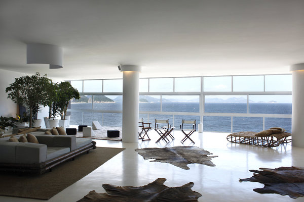 Aménagé comme une plage privé intérieure, le salon de 220 m² offre une vue unique sur le site et la baie de Rio de Janeiro.