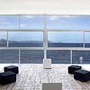 Une natte végétale, quelques poufs cubiques et le bonheur de la vue à couper le souffle… Le grand luxe !