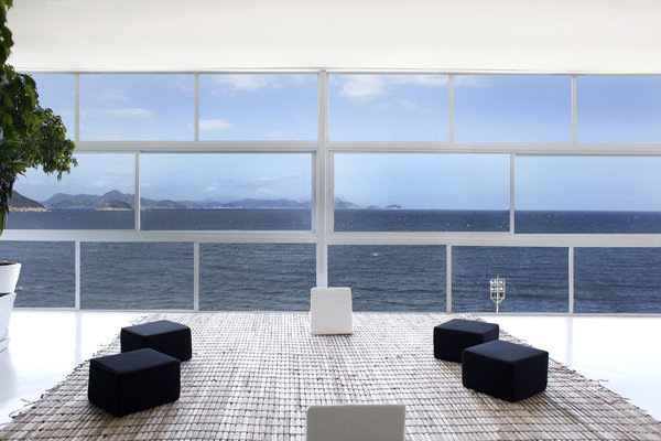 Une natte végétale, quelques poufs cubiques et le bonheur de la vue à couper le souffle… Le grand luxe !