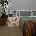 Table lumineuse créée par House in Rio Projects pour cette chambre. Tapis en sisal et mur de tête de lit revêtu de lin.