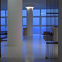 Les colonnes éclairées en hauteur mettre en valeur la structure de l’espace et la perspective.