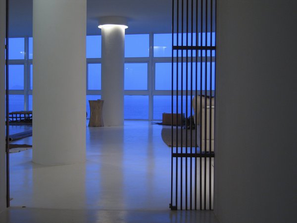 Les colonnes éclairées en hauteur mettre en valeur la structure de l’espace et la perspective.