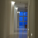 Des panneaux coulissants ajourés réalisés en lattes fines de bois de Peroba Mica servent à séparer le salon, l'entrée, l'accès à la cuisine et aux chambres.