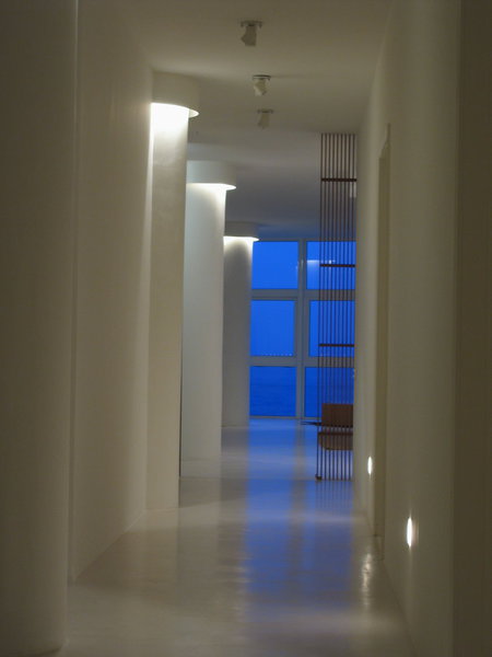 Des panneaux coulissants ajourés réalisés en lattes fines de bois de Peroba Mica servent à séparer le salon, l'entrée, l'accès à la cuisine et aux chambres.