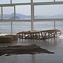 La chaise longue, une pièce unique, spécialement dessinée pour cet appartement  a été confectionnée en lianes séchées et feuilles de bananier tressées.