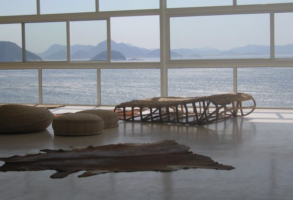 La chaise longue, une pièce unique, spécialement dessinée pour cet appartement  a été confectionnée en lianes séchées et feuilles de bananier tressées.