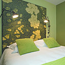 Végétale et gourmande, cette chambre reflète à merveille l’ambiance « potager » des chambres du second étage, avec sa déclinaison de teintes vertes, et sa tête de lit aux motifs floraux.