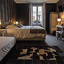 Les chambres du premier étage ont été pensées dans un esprit bohème, reflétant le métissage de Flora Mikula, entre origines méridionales et polonaises. Le résultat est coloré, authentique et chaleureux.