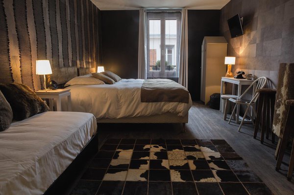 Les chambres du premier étage ont été pensées dans un esprit bohème, reflétant le métissage de Flora Mikula, entre origines méridionales et polonaises. Le résultat est coloré, authentique et chaleureux.