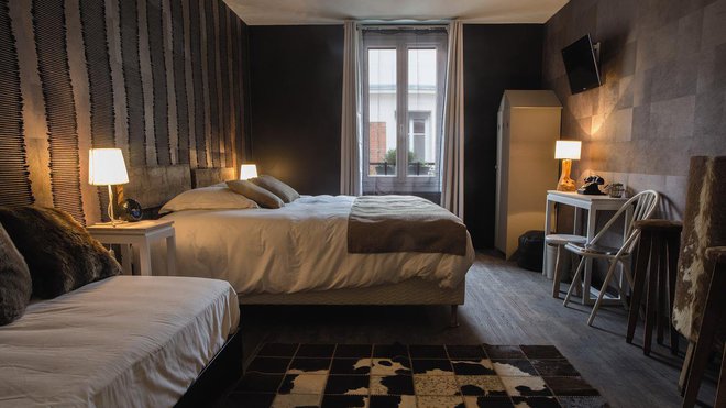 Les chambres du premier étage ont été pensées dans un esprit bohème, reflétant le métissage de Flora Mikula, entre origines méridionales et polonaises. Le résultat est coloré, authentique et chaleureux.