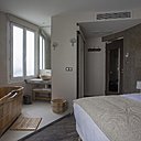 Les chambres du troisième étage reflètent un univers évoquant la nature, simple et pur, avec des matériaux bruts, et des tons clairs qui appellent au calme et à la sérénité. Originale et contemporaine, la baignoire ovale en bois donne l’impression d’avoir été fabriquée directement dans un tonneau, une référence au Grand Nord, dont le design et l’hospitalité sont une source d’inspiration pour Flora Mikula.