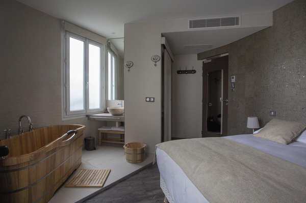 Les chambres du troisième étage reflètent un univers évoquant la nature, simple et pur, avec des matériaux bruts, et des tons clairs qui appellent au calme et à la sérénité. Originale et contemporaine, la baignoire ovale en bois donne l’impression d’avoir été fabriquée directement dans un tonneau, une référence au Grand Nord, dont le design et l’hospitalité sont une source d’inspiration pour Flora Mikula.