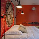 Les chambres du second étage plongent les hôtes dans une ambiance « potager », en référence au restaurant qui occupe le rez-de-chaussée. Herbes, épices, fruits et des sont mis à l’honneur. Ici, la tête de lit est imprimée d’un légume en très gros plan, faisant écho à la cuisine créative de Flora Mikula.