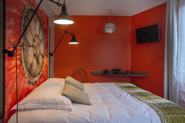 Les chambres du second étage plongent les hôtes dans une ambiance « potager », en référence au restaurant qui occupe le rez-de-chaussée. Herbes, épices, fruits et des sont mis à l’honneur. Ici, la tête de lit est imprimée d’un légume en très gros plan, faisant écho à la cuisine créative de Flora Mikula.