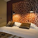 En imaginant la décoration des chambres, la chef Flora Mikula, a voulu rendre hommage à la terre et à ses richesses. Les chambres sont comme des cartes postales rapportées de voyages à travers le monde, et une foule de détails invitent à la découverte, comme cette tête de lit, façon girafe.